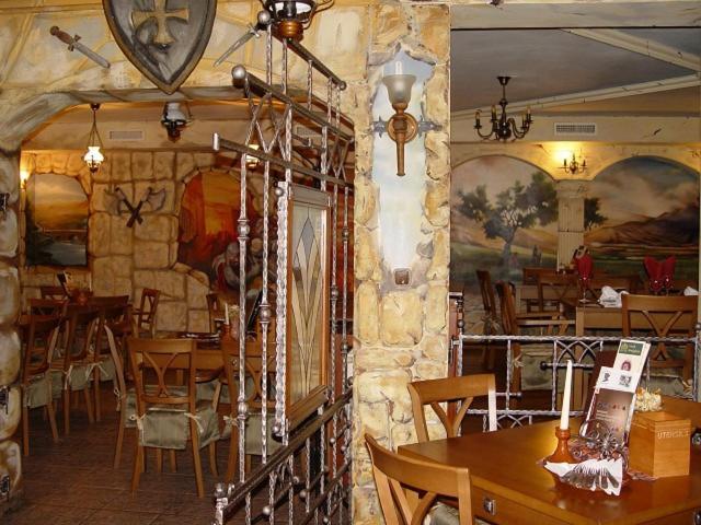 Отель Don Quijote Koezepkori Panzio Es Etterem Ленти Экстерьер фото